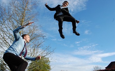 Top Fitness Thuis, begeleidende afbeelde 2 springende mensen