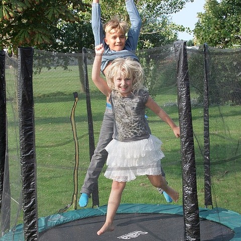 Top Fitness Thuis, kinderen op trampoline