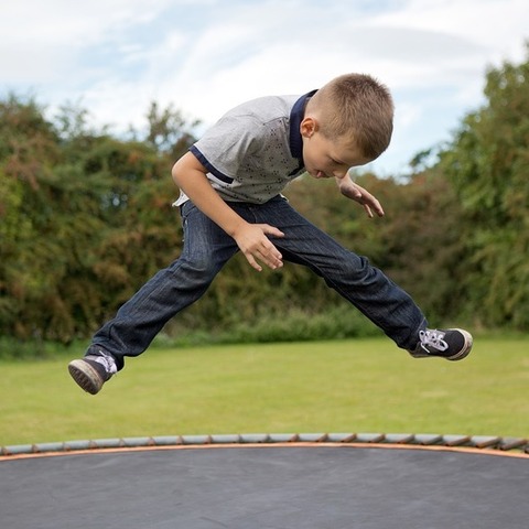 Top Fitness Thuis, jongetje op de trampoline