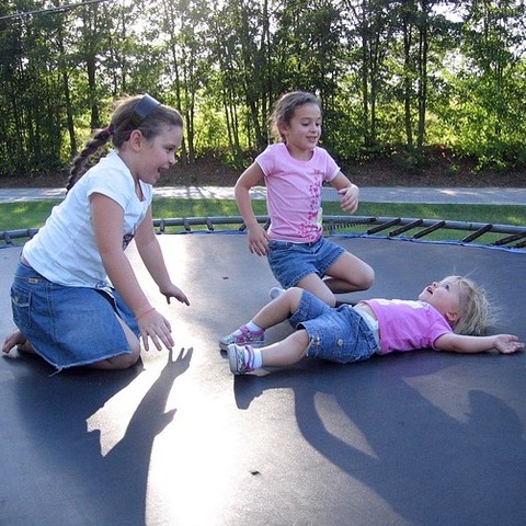 Top Fitness Thuis, 3 meisjes op de trampoline