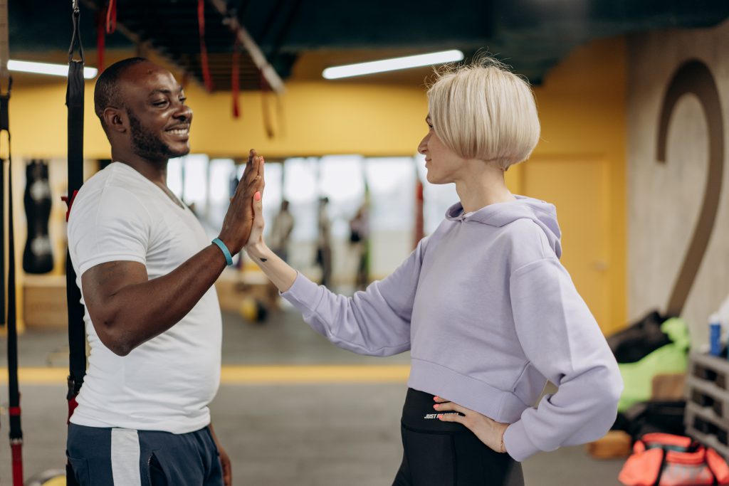 Top Fitness Thuis, afbeelding onderaan bericht met blije man en vrouw